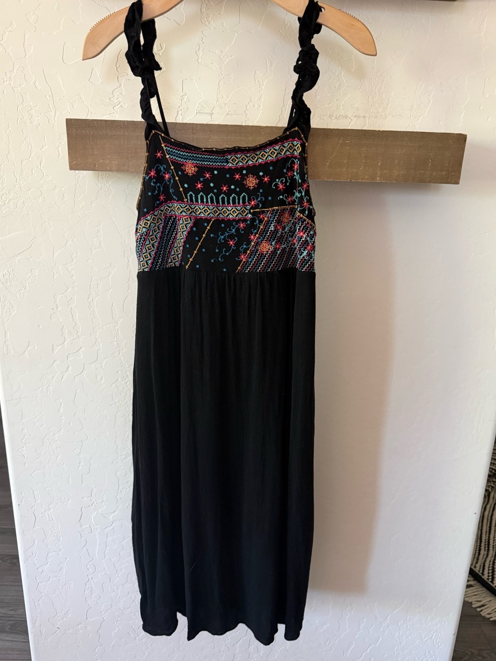 Savanna Jane|Anthro Black Bohemian colorful Embroidered Sundress,size small•••